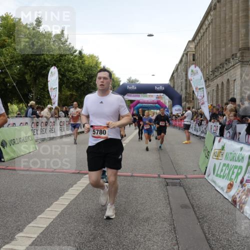 06.09.2026 - CURREX Alsterlauf Yannick Fuchs http://msf.ph/oto/10123656 06.09.2026 10:02:56 Ziel 2500, 2687, 3338, 3721, 3909, 4345, 4348, 4474, 4475, 4730, 5190, 5366, 5465, 5659, 5771, 5780, 5865, 5866, 6398, 8282 meine-sportfotos.de