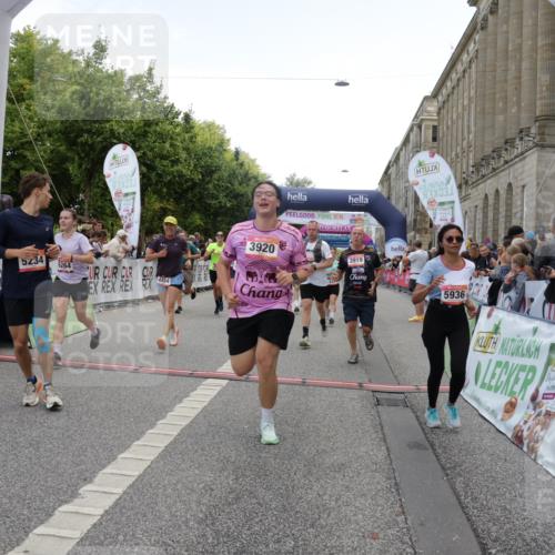 06.09.2026 - CURREX Alsterlauf Yannick Fuchs http://msf.ph/oto/10124011 06.09.2026 10:03:09 Ziel 2096, 2778, 3096, 3626, 3762, 3919, 3920, 4229, 4310, 4454, 4519, 4919, 4922, 4936, 5047, 5234, 5756, 5903, 5936, 6046, 6049, 6264, 6324, 6379, 8043, 8100, 8288 meine-sportfotos.de