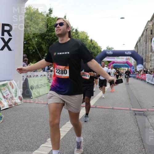 06.09.2026 - CURREX Alsterlauf Yannick Fuchs http://msf.ph/oto/10124606 06.09.2026 10:03:26 Ziel 2280, 2323, 2334, 2522, 2740, 2741, 2820, 3625, 3874, 5025, 5330, 5360, 5461, 5552, 5651, 6345, 6355, 8022, 8150, 8279 meine-sportfotos.de