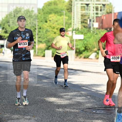 06.09.2026 - CURREX Alsterlauf Dr. Thomas Lammeyer http://msf.ph/oto/10124662 06.09.2026 09:42:00 Laufen 4133, 3671, 4039, 3226 meine-sportfotos.de