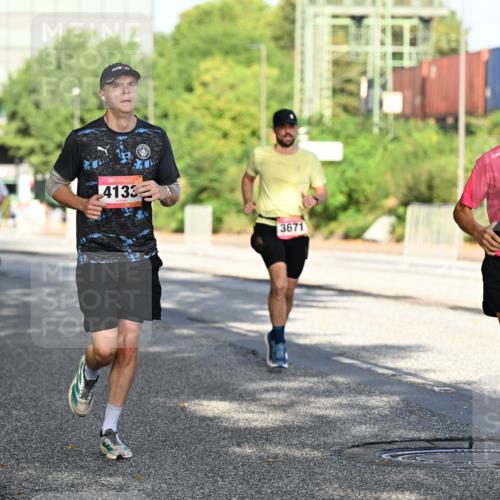 06.09.2026 - CURREX Alsterlauf Dr. Thomas Lammeyer http://msf.ph/oto/10124666 06.09.2026 09:42:00 Laufen 4133, 3671, 4039 meine-sportfotos.de
