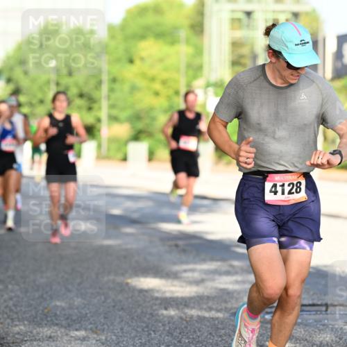 06.09.2026 - CURREX Alsterlauf Dr. Thomas Lammeyer http://msf.ph/oto/10124747 06.09.2026 09:42:08 Laufen 4128 meine-sportfotos.de