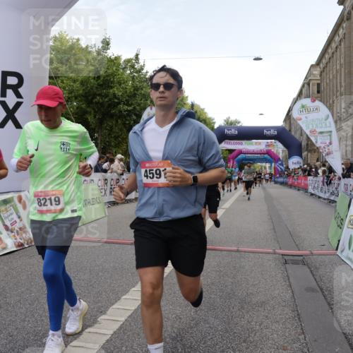 06.09.2026 - CURREX Alsterlauf Yannick Fuchs http://msf.ph/oto/10125132 06.09.2026 10:03:46 Ziel 2386, 2429, 2448, 2629, 2630, 3059, 3094, 3405, 4132, 4591, 4606, 5737, 5911, 8203, 8219, 8263, 8315, 8323 meine-sportfotos.de