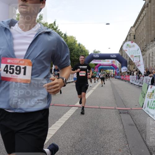 06.09.2026 - CURREX Alsterlauf Yannick Fuchs http://msf.ph/oto/10125146 06.09.2026 10:03:47 Ziel 2386, 2429, 2629, 2630, 3059, 3094, 3405, 4132, 4591, 4606, 5737, 5911, 8203, 8219, 8315 meine-sportfotos.de