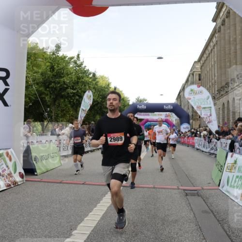 06.09.2026 - CURREX Alsterlauf Yannick Fuchs http://msf.ph/oto/10125411 06.09.2026 10:03:57 Ziel 2042, 2657, 2989, 3094, 3378, 3384, 3405, 3651, 3745, 3752, 3766, 4004, 4132, 4672, 4968, 4972, 4979, 5284, 5468, 6247, 8044, 8079 meine-sportfotos.de