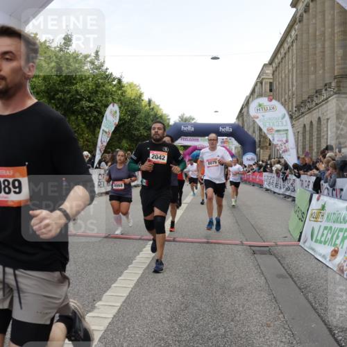 06.09.2026 - CURREX Alsterlauf Yannick Fuchs http://msf.ph/oto/10125439 06.09.2026 10:03:58 Ziel 2042, 2657, 2989, 3094, 3378, 3384, 3405, 3651, 3745, 3752, 3766, 4004, 4672, 4968, 4972, 4979, 5284, 5468, 6247, 8044, 8079 meine-sportfotos.de