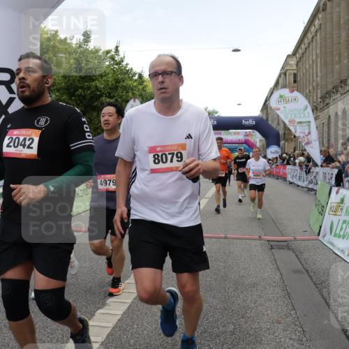 06.09.2026 - CURREX Alsterlauf Yannick Fuchs http://msf.ph/oto/10125467 06.09.2026 10:03:59 Ziel 2042, 2657, 2989, 3378, 3384, 3651, 3745, 3752, 3766, 4004, 4672, 4968, 4972, 4979, 5061, 5284, 5468, 6247, 8044, 8079 meine-sportfotos.de