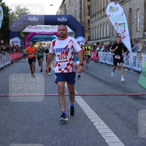 06.09.2026 - CURREX Alsterlauf Strokosch-Dieckow http://msf.ph/oto/10125564 06.09.2026 09:45:21 Ziel 2449, 2498, 3211, 3593, 4586, 4891, 5216, 5254, 5352, 5887, 5926, 6476, 8020, 8341 meine-sportfotos.de