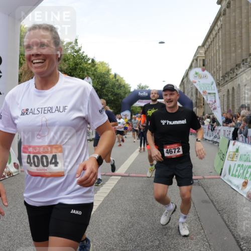 06.09.2026 - CURREX Alsterlauf Yannick Fuchs http://msf.ph/oto/10125567 06.09.2026 10:04:02 Ziel 2042, 2091, 2164, 2657, 2677, 2989, 3100, 3239, 3378, 3384, 3562, 3651, 3745, 3752, 4004, 4495, 4672, 4968, 4972, 4979, 5061, 5284, 5401, 5468, 5709, 6056, 8044, 8079 meine-sportfotos.de
