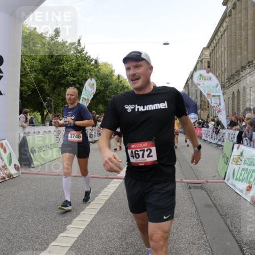 06.09.2026 - CURREX Alsterlauf Yannick Fuchs http://msf.ph/oto/10125582 06.09.2026 10:04:03 Ziel 2042, 2091, 2164, 2657, 2677, 2989, 3100, 3239, 3378, 3384, 3562, 3697, 3745, 3752, 4004, 4495, 4634, 4672, 4943, 4968, 4972, 4979, 5004, 5061, 5284, 5401, 5709, 6056, 8044, 8079 meine-sportfotos.de