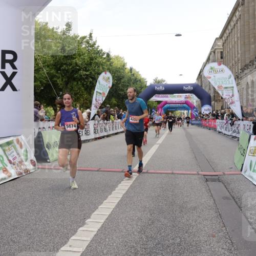 06.09.2026 - CURREX Alsterlauf Yannick Fuchs http://msf.ph/oto/10125861 06.09.2026 10:04:14 Ziel 2346, 2677, 2830, 3697, 3747, 4119, 4288, 4495, 4634, 4943, 5004, 5157, 5674, 5709, 5713, 8225 meine-sportfotos.de