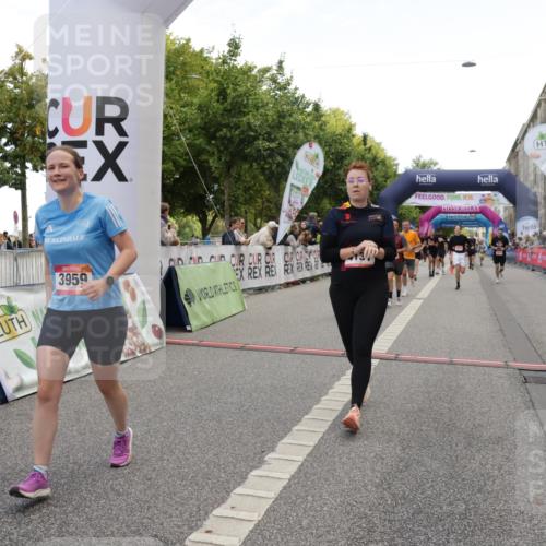 06.09.2026 - CURREX Alsterlauf Yannick Fuchs http://msf.ph/oto/10126016 06.09.2026 10:04:21 Ziel 2025, 2437, 2830, 3711, 3959, 3962, 4119, 4131, 4288, 4630, 4812, 5046, 5674, 5713, 6193 meine-sportfotos.de