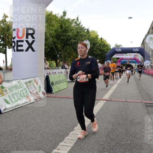 06.09.2026 - CURREX Alsterlauf Yannick Fuchs http://msf.ph/oto/10126029 06.09.2026 10:04:21 Ziel 2025, 2437, 2830, 3711, 3959, 3962, 4119, 4131, 4288, 4630, 4812, 5046, 5674, 5713, 6193 meine-sportfotos.de