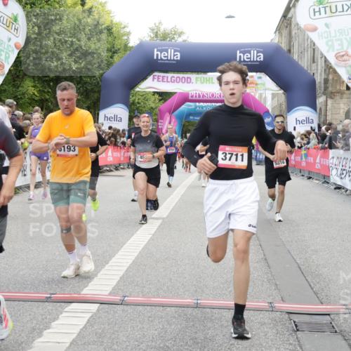 06.09.2026 - CURREX Alsterlauf Yannick Fuchs http://msf.ph/oto/10126063 06.09.2026 10:04:23 Ziel 2025, 2303, 2437, 2830, 3435, 3711, 3959, 3962, 4119, 4131, 4376, 4630, 4812, 5046, 5713, 5718, 5816, 6193 meine-sportfotos.de