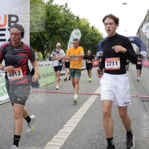 06.09.2026 - CURREX Alsterlauf Yannick Fuchs http://msf.ph/oto/10126090 06.09.2026 10:04:24 Ziel 2025, 2303, 2437, 3435, 3711, 3959, 3962, 4119, 4131, 4376, 4630, 4812, 5046, 5713, 5718, 5816, 6193 meine-sportfotos.de