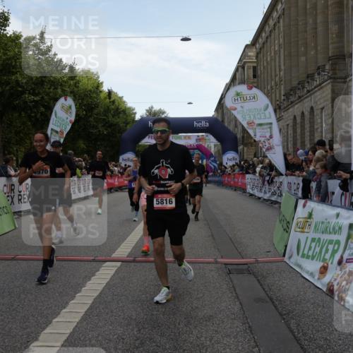 06.09.2026 - CURREX Alsterlauf Yannick Fuchs http://msf.ph/oto/10126171 06.09.2026 10:04:27 Ziel 2025, 2303, 2437, 2581, 3435, 3696, 3711, 3959, 3962, 4131, 4179, 4376, 4630, 4768, 4812, 5046, 5718, 5816, 6193 meine-sportfotos.de