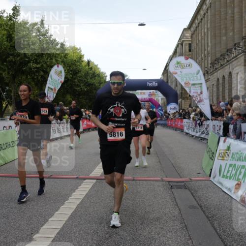 06.09.2026 - CURREX Alsterlauf Yannick Fuchs http://msf.ph/oto/10126183 06.09.2026 10:04:27 Ziel 2025, 2303, 2437, 2581, 3435, 3696, 3711, 3959, 3962, 4131, 4179, 4376, 4630, 4768, 4812, 5046, 5718, 5816, 6193 meine-sportfotos.de