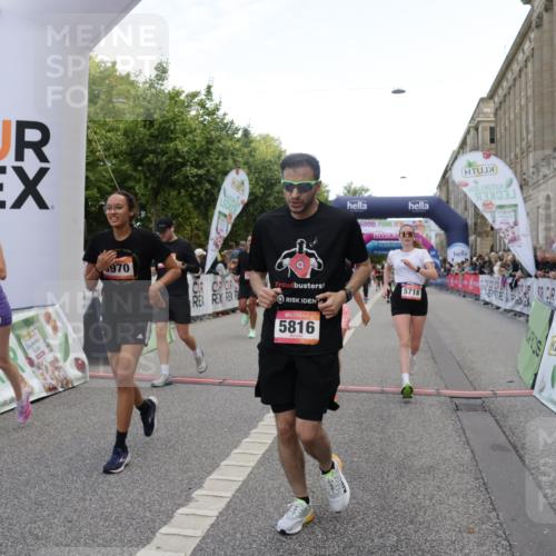 06.09.2026 - CURREX Alsterlauf Yannick Fuchs http://msf.ph/oto/10126199 06.09.2026 10:04:28 Ziel 2025, 2303, 2437, 2581, 3435, 3696, 3711, 4179, 4376, 4630, 4768, 4812, 5046, 5718, 5816, 6193 meine-sportfotos.de