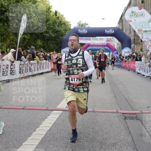 06.09.2026 - CURREX Alsterlauf Yannick Fuchs http://msf.ph/oto/10126256 06.09.2026 10:04:31 Ziel 2025, 2303, 2437, 2581, 2988, 2991, 2993, 3435, 3696, 3711, 3807, 4052, 4179, 4376, 4431, 4630, 4768, 5071, 5644, 5718, 5816, 6193 meine-sportfotos.de