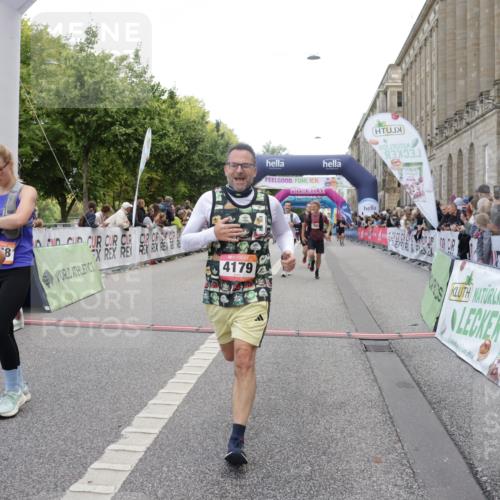 06.09.2026 - CURREX Alsterlauf Yannick Fuchs http://msf.ph/oto/10126274 06.09.2026 10:04:31 Ziel 2025, 2303, 2437, 2581, 2988, 2991, 2993, 3435, 3696, 3711, 3807, 4052, 4179, 4376, 4431, 4630, 4768, 5071, 5644, 5718, 5816, 6193 meine-sportfotos.de