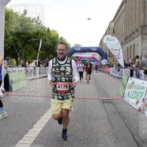 06.09.2026 - CURREX Alsterlauf Yannick Fuchs http://msf.ph/oto/10126289 06.09.2026 10:04:32 Ziel 2025, 2303, 2437, 2581, 2988, 2991, 2993, 3435, 3696, 3807, 4052, 4179, 4376, 4431, 4630, 4768, 5071, 5644, 5718, 5816, 6063 meine-sportfotos.de