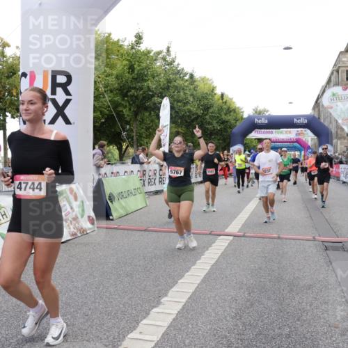 06.09.2026 - CURREX Alsterlauf Yannick Fuchs http://msf.ph/oto/10126578 06.09.2026 10:04:40 Ziel 2074, 2121, 2203, 2357, 2583, 2658, 2957, 2988, 2991, 2993, 3004, 3005, 3101, 3451, 3807, 4052, 4181, 4431, 4516, 4744, 4874, 5071, 5275, 5503, 5576, 5644, 5767, 6063, 8237 meine-sportfotos.de