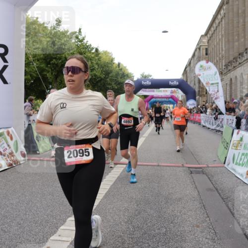 06.09.2026 - CURREX Alsterlauf Yannick Fuchs http://msf.ph/oto/10127063 06.09.2026 10:04:55 Ziel 2095, 2133, 2278, 2343, 2512, 2776, 3109, 3412, 3452, 3853, 3854, 3968, 4593, 4704, 4892, 5022, 5568, 6282, 8242 meine-sportfotos.de