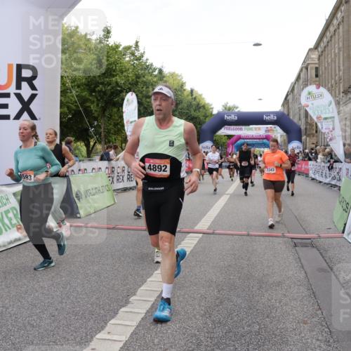06.09.2026 - CURREX Alsterlauf Yannick Fuchs http://msf.ph/oto/10127085 06.09.2026 10:04:56 Ziel 2095, 2133, 2343, 2512, 2776, 3109, 3412, 3452, 3853, 3854, 3968, 4593, 4704, 4892, 5022, 5329, 6282, 8242 meine-sportfotos.de