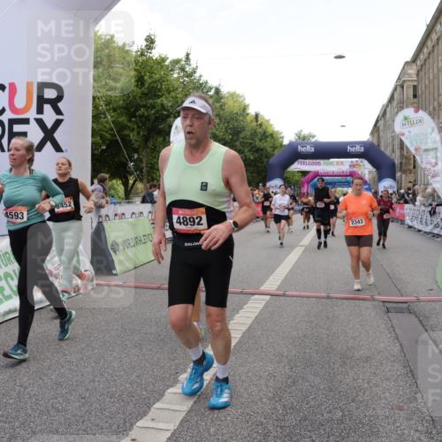 06.09.2026 - CURREX Alsterlauf Yannick Fuchs http://msf.ph/oto/10127094 06.09.2026 10:04:56 Ziel 2095, 2133, 2343, 2512, 2776, 3109, 3412, 3452, 3853, 3854, 3968, 4593, 4704, 4892, 5022, 5329, 6282, 8242 meine-sportfotos.de