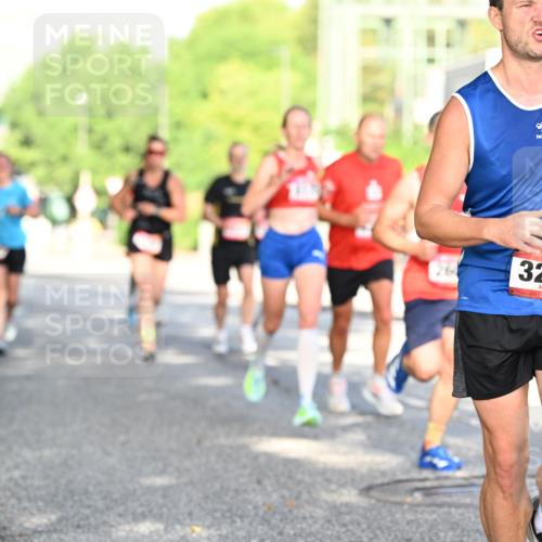 06.09.2026 - CURREX Alsterlauf Dr. Thomas Lammeyer http://msf.ph/oto/10127167 06.09.2026 09:46:39 Laufen 11, 11, 11, 3223 meine-sportfotos.de