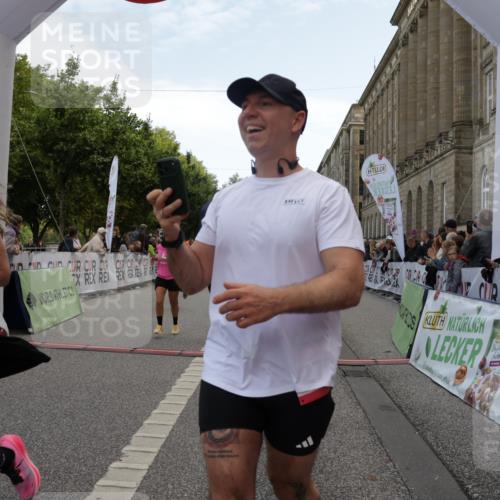 06.09.2026 - CURREX Alsterlauf Yannick Fuchs http://msf.ph/oto/10127415 06.09.2026 10:05:06 Ziel 2512, 2709, 3317, 3793, 3853, 3854, 3968, 4231, 4549, 4565, 5022, 5044, 5300, 5329, 5765, 6110, 6179, 6209, 6251, 6253, 8064, 8099, 8298 meine-sportfotos.de