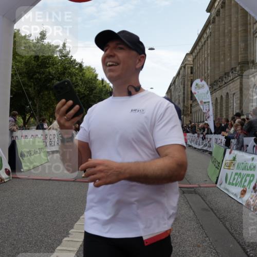 06.09.2026 - CURREX Alsterlauf Yannick Fuchs http://msf.ph/oto/10127426 06.09.2026 10:05:06 Ziel 2512, 2709, 3317, 3793, 3853, 3854, 3968, 4231, 4549, 4565, 5022, 5044, 5300, 5329, 5765, 6110, 6179, 6209, 6251, 6253, 8064, 8099, 8298 meine-sportfotos.de