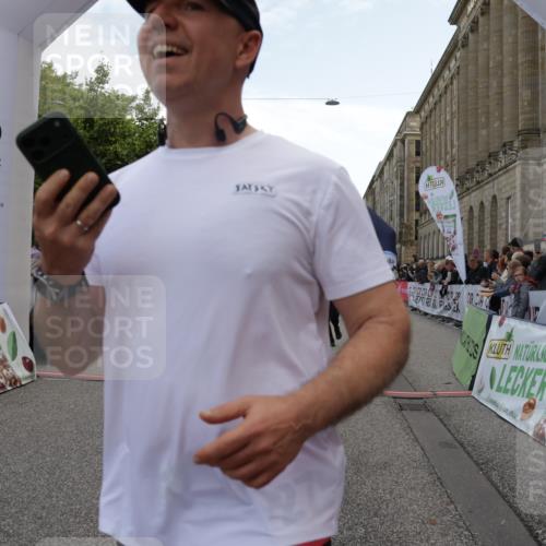 06.09.2026 - CURREX Alsterlauf Yannick Fuchs http://msf.ph/oto/10127434 06.09.2026 10:05:06 Ziel 2512, 2709, 3317, 3793, 3853, 3854, 3968, 4231, 4549, 4565, 5022, 5044, 5300, 5329, 5765, 6110, 6179, 6209, 6251, 6253, 8064, 8099, 8298 meine-sportfotos.de