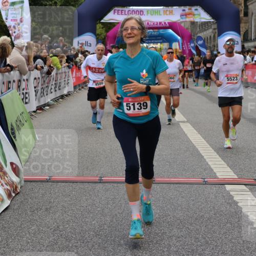 06.09.2026 - CURREX Alsterlauf Strokosch-Dieckow http://msf.ph/oto/10127716 06.09.2026 10:01:28 Ziel 2400, 2492, 3195, 3280, 3401, 3518, 3730, 4055, 4580, 4883, 4884, 5012, 5060, 5139, 5237, 5424, 5523, 5598, 5745, 5793, 6018, 6027, 6033, 6145, 6445 meine-sportfotos.de
