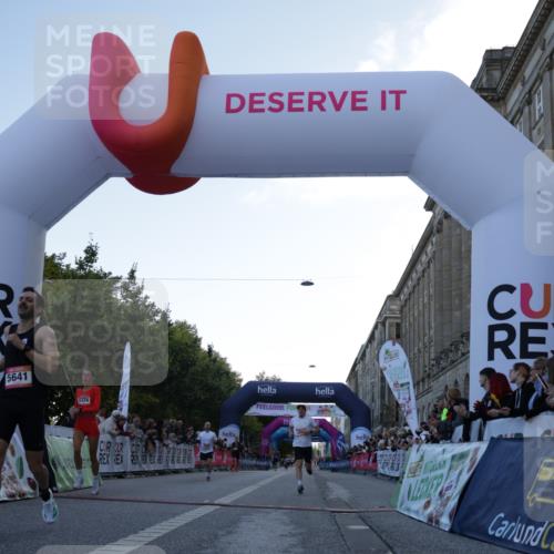 06.09.2026 - CURREX Alsterlauf Yannick Fuchs http://msf.ph/oto/10129334 06.09.2026 09:37:40 Ziel 2021, 4201, 4625, 5024, 5374, 5641, 6043, 6494, 8084 meine-sportfotos.de