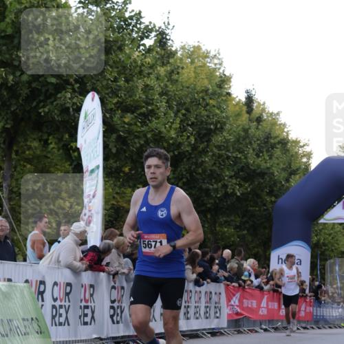 06.09.2026 - CURREX Alsterlauf Yannick Fuchs http://msf.ph/oto/10129385 06.09.2026 09:37:49 Ziel 4201, 5024, 5441, 5671 meine-sportfotos.de