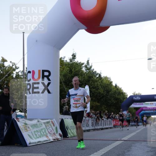 06.09.2026 - CURREX Alsterlauf Yannick Fuchs http://msf.ph/oto/10130165 06.09.2026 09:38:02 Ziel 2562, 2802, 3382, 4176, 5901, 6001, 6003, 6300, 8011 meine-sportfotos.de
