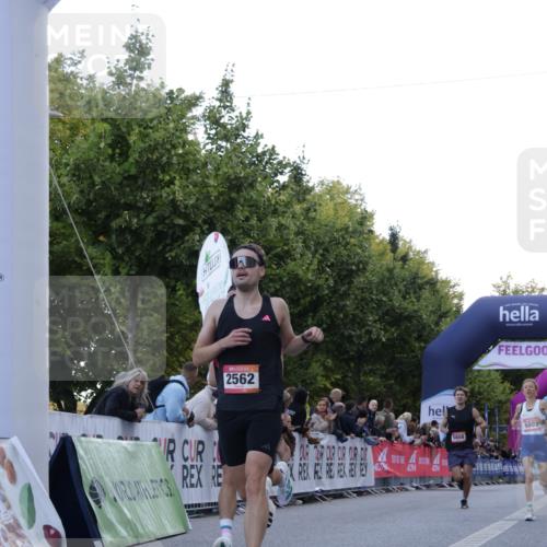 06.09.2026 - CURREX Alsterlauf Yannick Fuchs http://msf.ph/oto/10130231 06.09.2026 09:38:05 Ziel 2562, 4176, 5658, 5901, 6003, 8011 meine-sportfotos.de