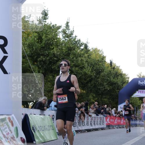 06.09.2026 - CURREX Alsterlauf Yannick Fuchs http://msf.ph/oto/10130239 06.09.2026 09:38:05 Ziel 2562, 4176, 5658, 5901, 6003, 8011 meine-sportfotos.de