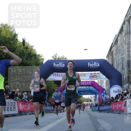 06.09.2026 - CURREX Alsterlauf Yannick Fuchs http://msf.ph/oto/10130917 06.09.2026 09:38:50 Ziel 2371, 3817, 5469, 5739, 5971, 6284, 8010, 8013, 8199 meine-sportfotos.de