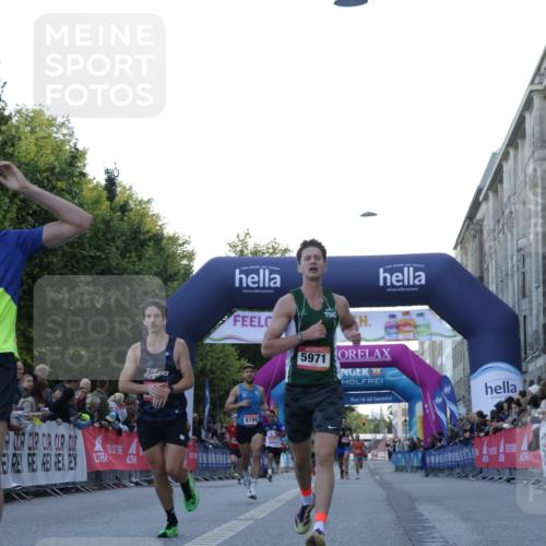 06.09.2026 - CURREX Alsterlauf Yannick Fuchs http://msf.ph/oto/10130925 06.09.2026 09:38:50 Ziel 2371, 3817, 5469, 5739, 5971, 6284, 8010, 8013, 8199 meine-sportfotos.de