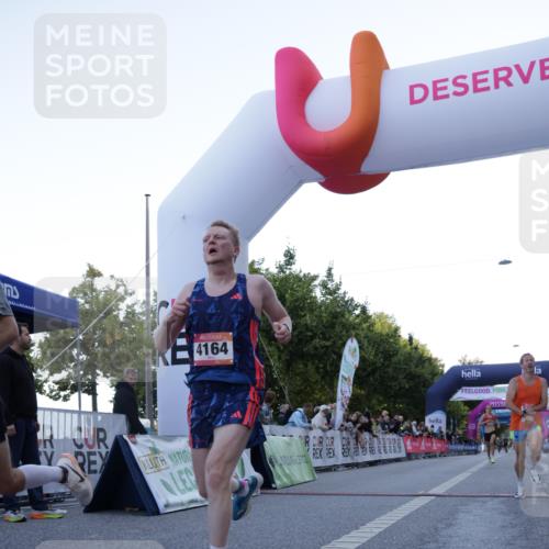 06.09.2026 - CURREX Alsterlauf Yannick Fuchs http://msf.ph/oto/10131197 06.09.2026 09:39:03 Ziel 2379, 2784, 4164, 4706, 5161, 5333, 5692, 5830, 6370 meine-sportfotos.de