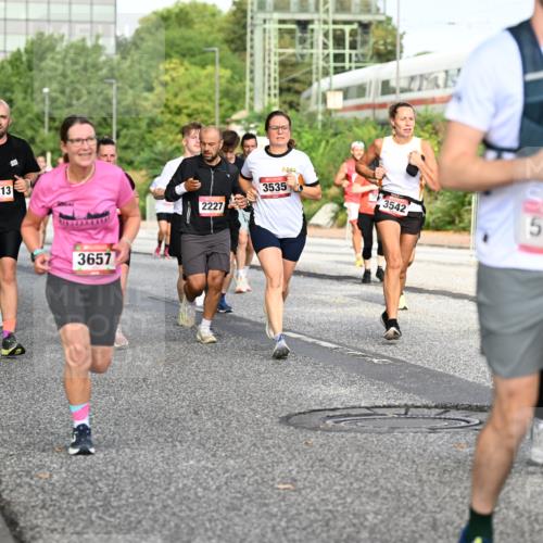 06.09.2026 - CURREX Alsterlauf Dr. Thomas Lammeyer http://msf.ph/oto/10132055 06.09.2026 09:55:54 Laufen 6213, 3657, 2227, 3535, 3542, 5283 meine-sportfotos.de