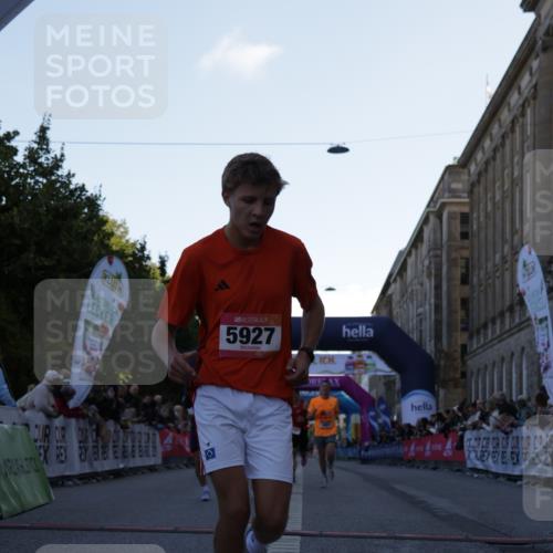 06.09.2026 - CURREX Alsterlauf Yannick Fuchs http://msf.ph/oto/10132067 06.09.2026 09:39:52 Ziel 2858, 3667, 3731, 3928, 4245, 4502, 5134, 5152, 5404, 5927, 5996, 6066, 6261, 8012, 8254 meine-sportfotos.de