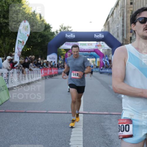 06.09.2026 - CURREX Alsterlauf Yannick Fuchs http://msf.ph/oto/10132184 06.09.2026 09:40:09 Ziel 2211, 2831, 3300, 5150, 5925 meine-sportfotos.de