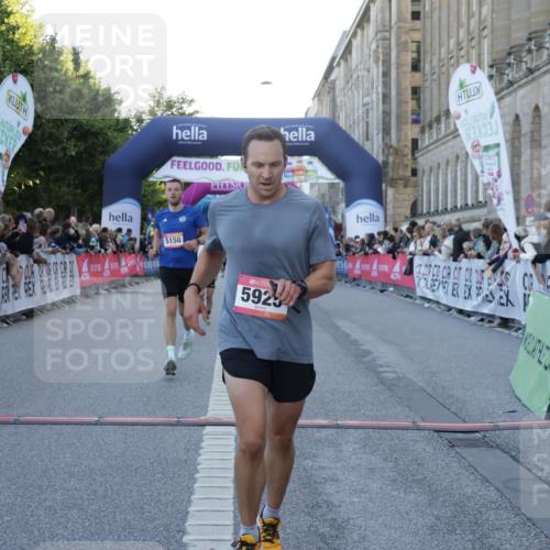 06.09.2026 - CURREX Alsterlauf Yannick Fuchs http://msf.ph/oto/10132201 06.09.2026 09:40:10 Ziel 2211, 2831, 3300, 5150, 5322, 5925, 6026 meine-sportfotos.de