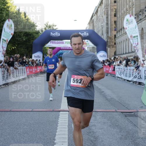 06.09.2026 - CURREX Alsterlauf Yannick Fuchs http://msf.ph/oto/10132206 06.09.2026 09:40:10 Ziel 2211, 2831, 3300, 5150, 5322, 5925, 6026 meine-sportfotos.de
