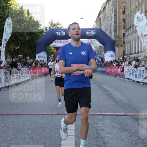 06.09.2026 - CURREX Alsterlauf Yannick Fuchs http://msf.ph/oto/10132245 06.09.2026 09:40:12 Ziel 2211, 2831, 3300, 5150, 5322, 5925, 5989, 6026 meine-sportfotos.de