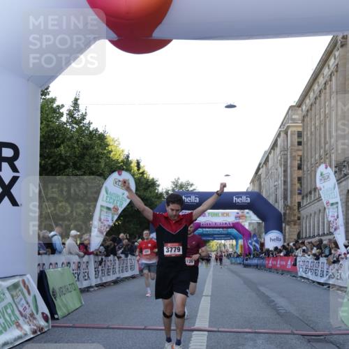 06.09.2026 - CURREX Alsterlauf Yannick Fuchs http://msf.ph/oto/10133957 06.09.2026 09:41:40 Ziel 3201, 3779, 4125, 4483, 4515, 5991 meine-sportfotos.de