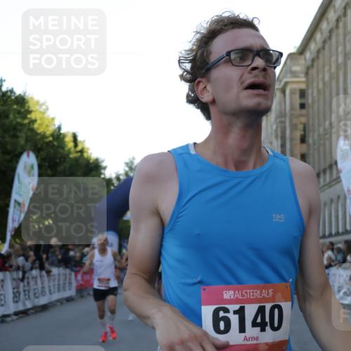 06.09.2026 - CURREX Alsterlauf Yannick Fuchs http://msf.ph/oto/10135140 06.09.2026 09:42:57 Ziel 2007, 2715, 3361, 5950, 6140, 6421 meine-sportfotos.de